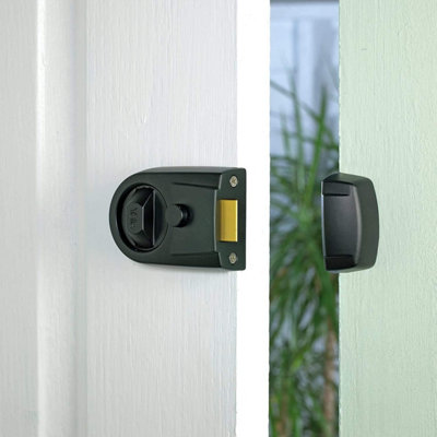 Yale Keyless Smart Door Lock Key-Free Entry via PIN Code, Key Card, or Smartphone, Enhanced Security