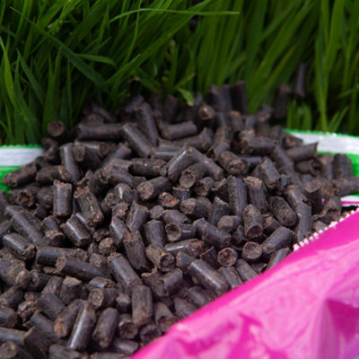 YouGarden Pelleted Cow Manure 5kg Bag, Organic Fertiliser for Roses, Veg & Flowers, Soil Improver & Water Retainer
